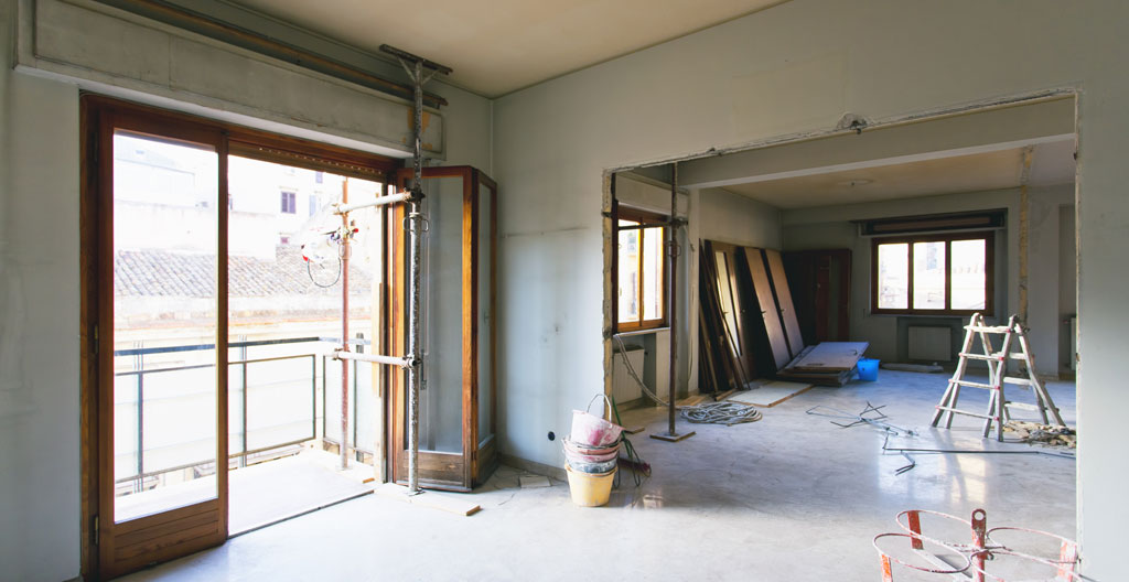 Illustration isométrique d'une pièce en coupe montrant la hiérarchie des investissements en rénovation : éléments à fort impact (peinture, sol, éclairage) en premier plan agrandi, éléments secondaires en arrière-plan réduit